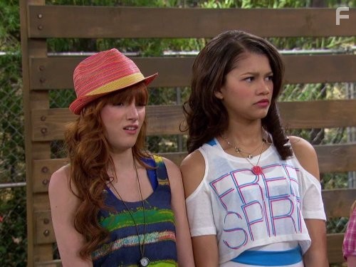 Bella Thorne and Zendaya in Танцевальная лихорадка (2010)