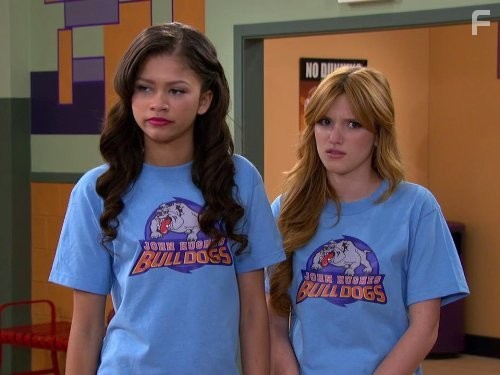 Bella Thorne and Zendaya in Танцевальная лихорадка (2010)