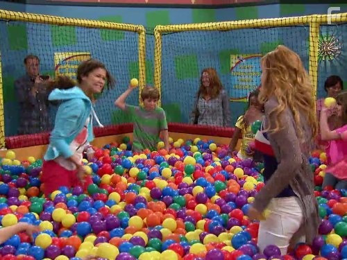 Bella Thorne, Zendaya, and Shane Giedraitis in Танцевальная лихорадка (2010)