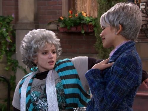 Bella Thorne and Zendaya in Танцевальная лихорадка (2010)