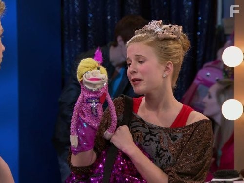 Caroline Sunshine in Танцевальная лихорадка (2010)