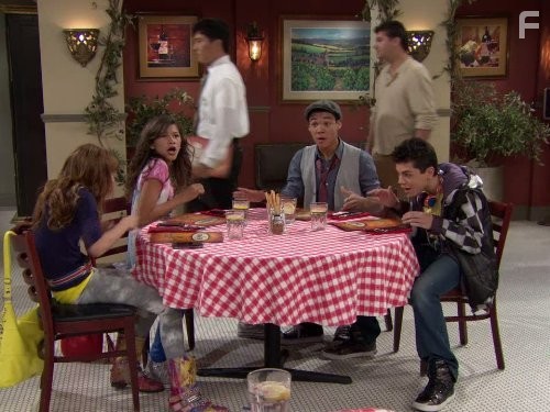 Roshon Fegan, Bella Thorne, Adam Irigoyen, and Zendaya in Танцевальная лихорадка (2010)