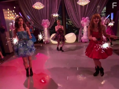 Bella Thorne and Zendaya in Танцевальная лихорадка (2010)