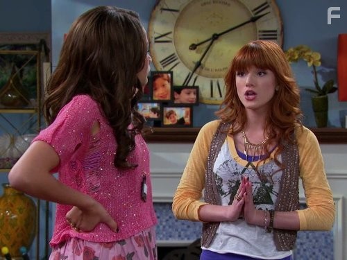 Bella Thorne and Zendaya in Танцевальная лихорадка (2010)