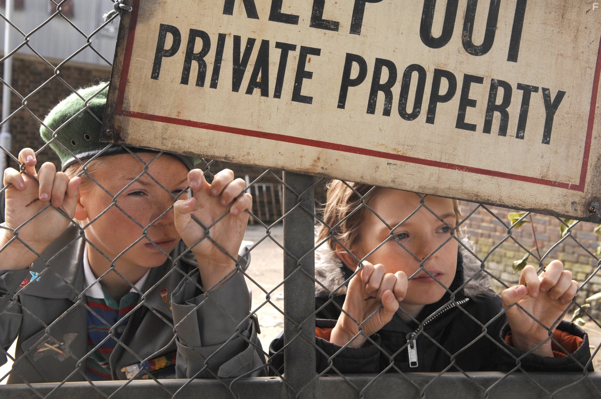 Bill Milner and Will Poulter in Сын Рэмбо (2007)