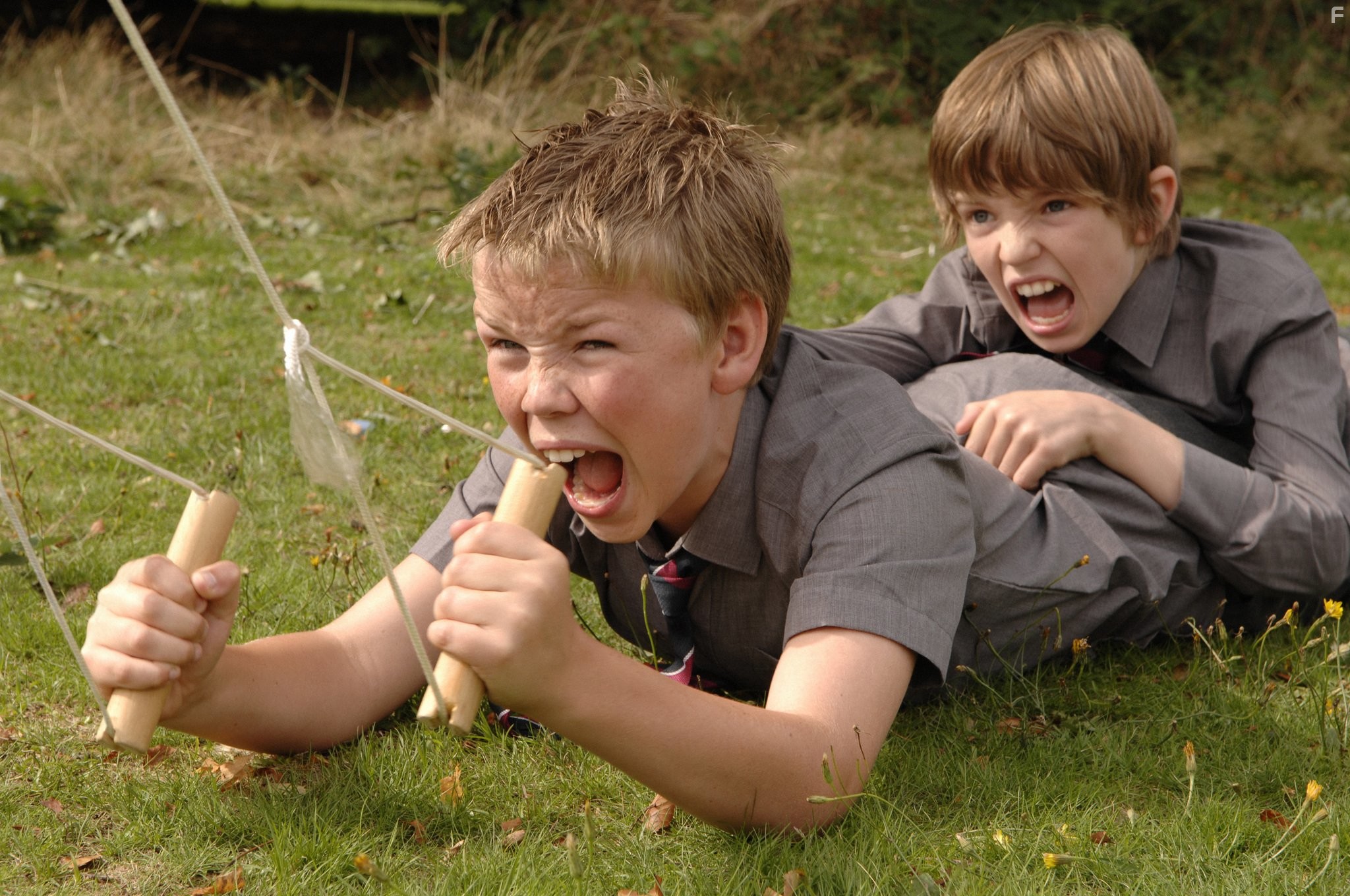 Bill Milner and Will Poulter in Сын Рэмбо (2007)