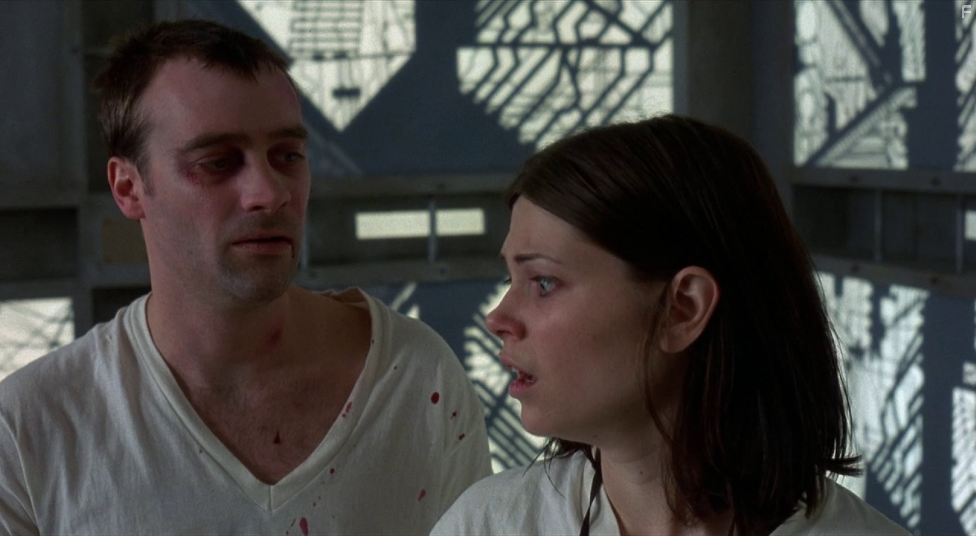 Nicole de Boer and David Hewlett in Куб (1997)