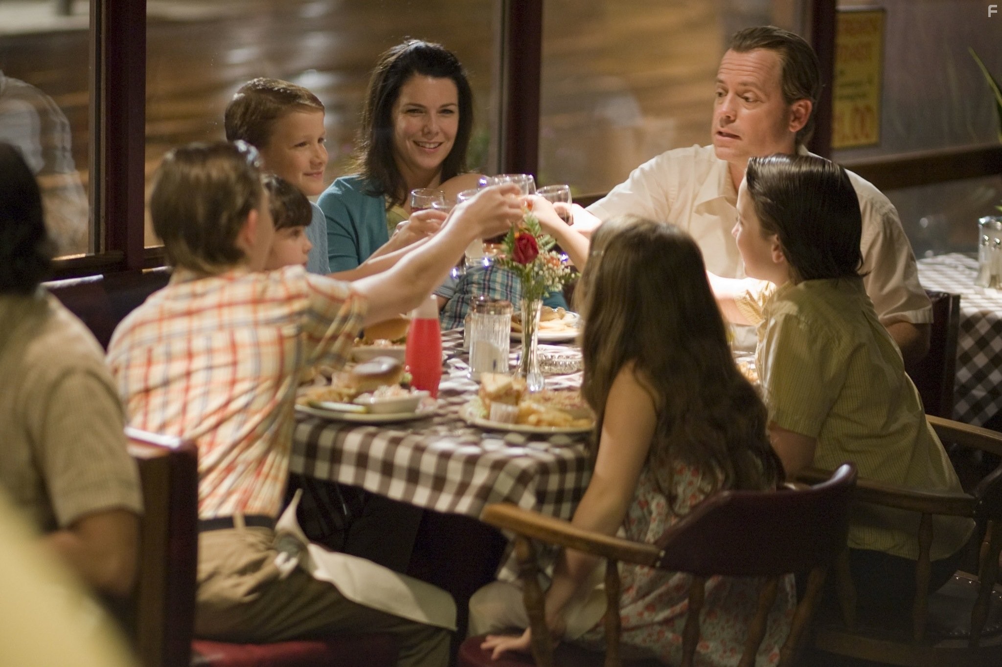 Greg Kinnear and Lauren Graham in Проблеск гениальности (2008)