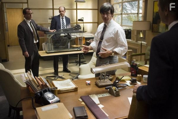 Dermot Mulroney and Greg Kinnear in Проблеск гениальности (2008)