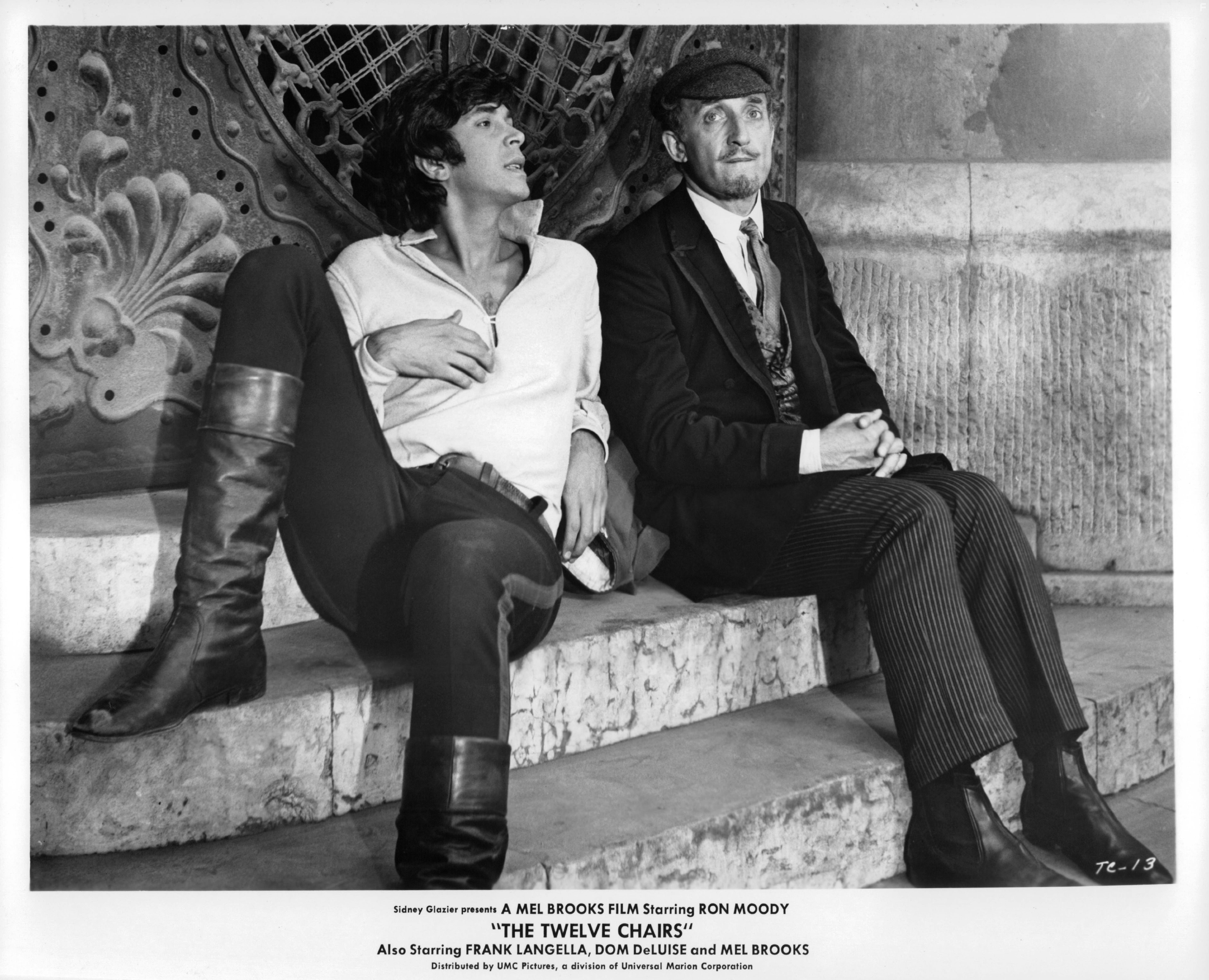Frank Langella and Ron Moody in 12 стульев (1970)