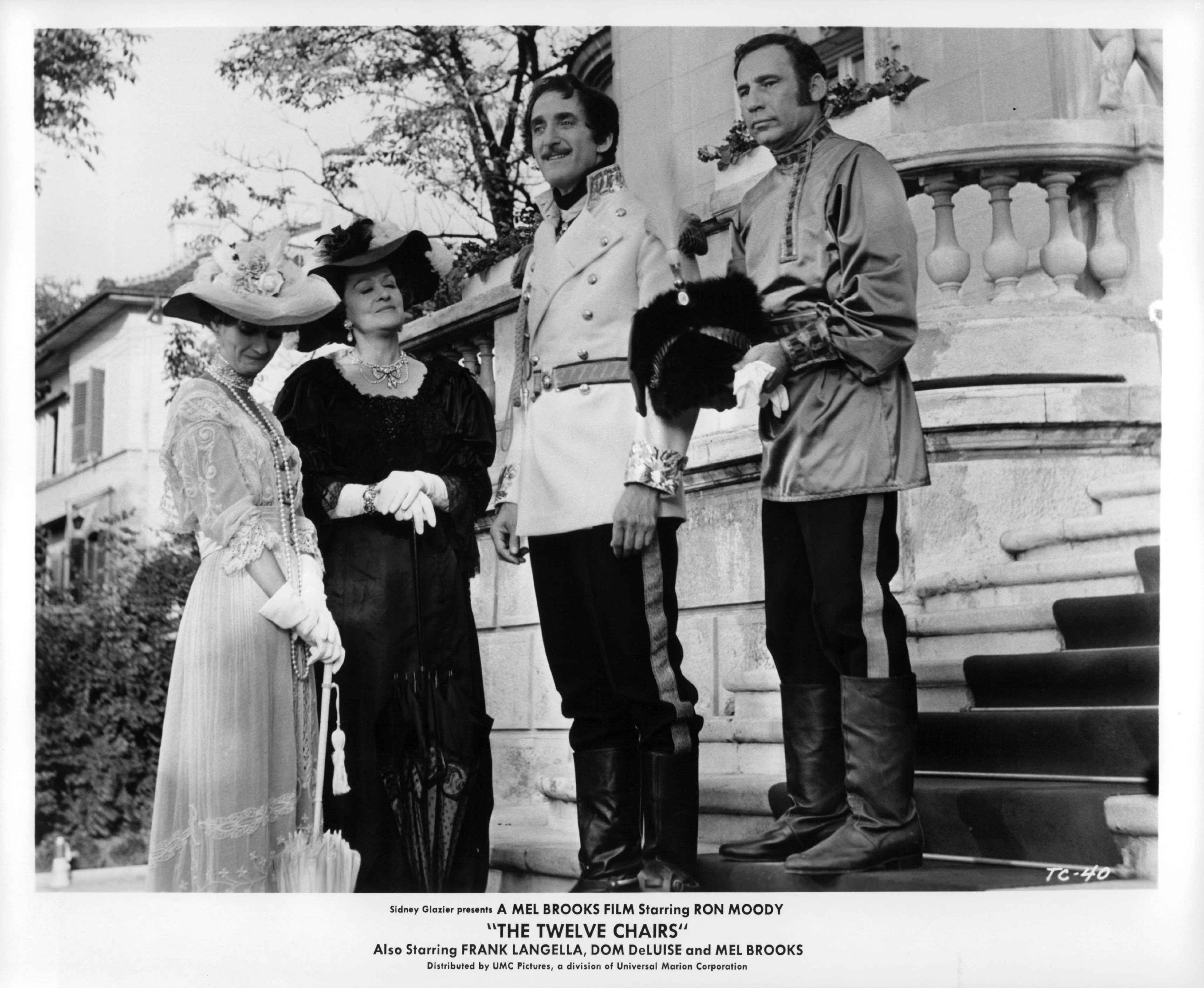 Mel Brooks and Ron Moody in 12 стульев (1970)