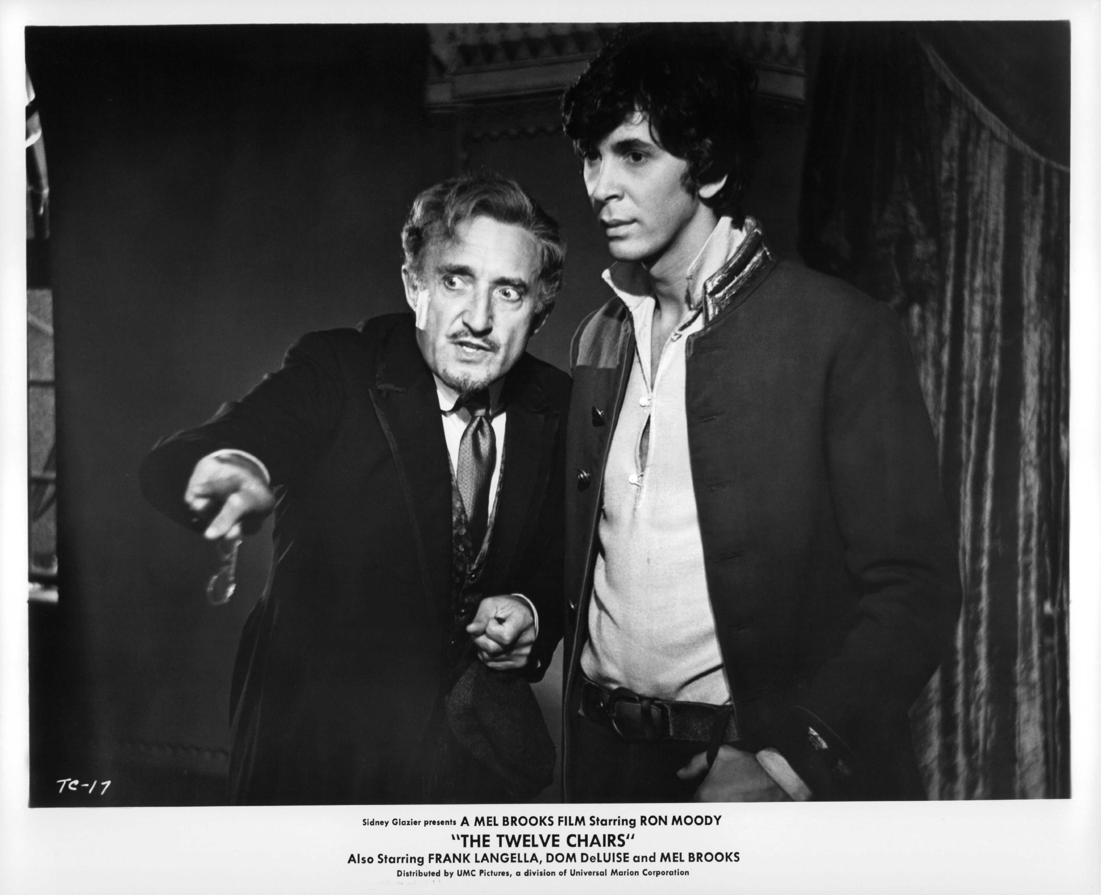 Frank Langella and Ron Moody in 12 стульев (1970)