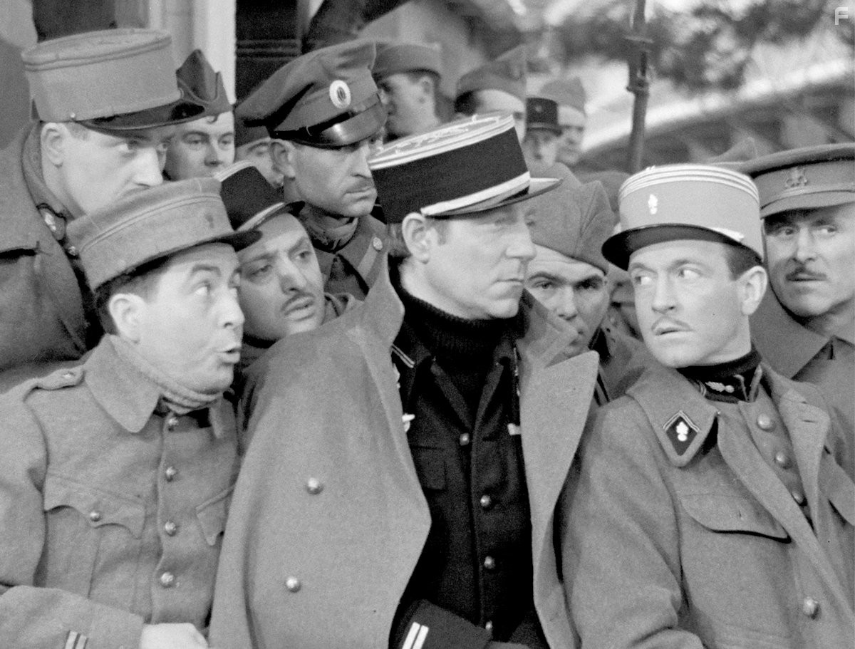 Julien Carette, Pierre Fresnay, and Jean Gabin in Yeликая иллюзия (1937)