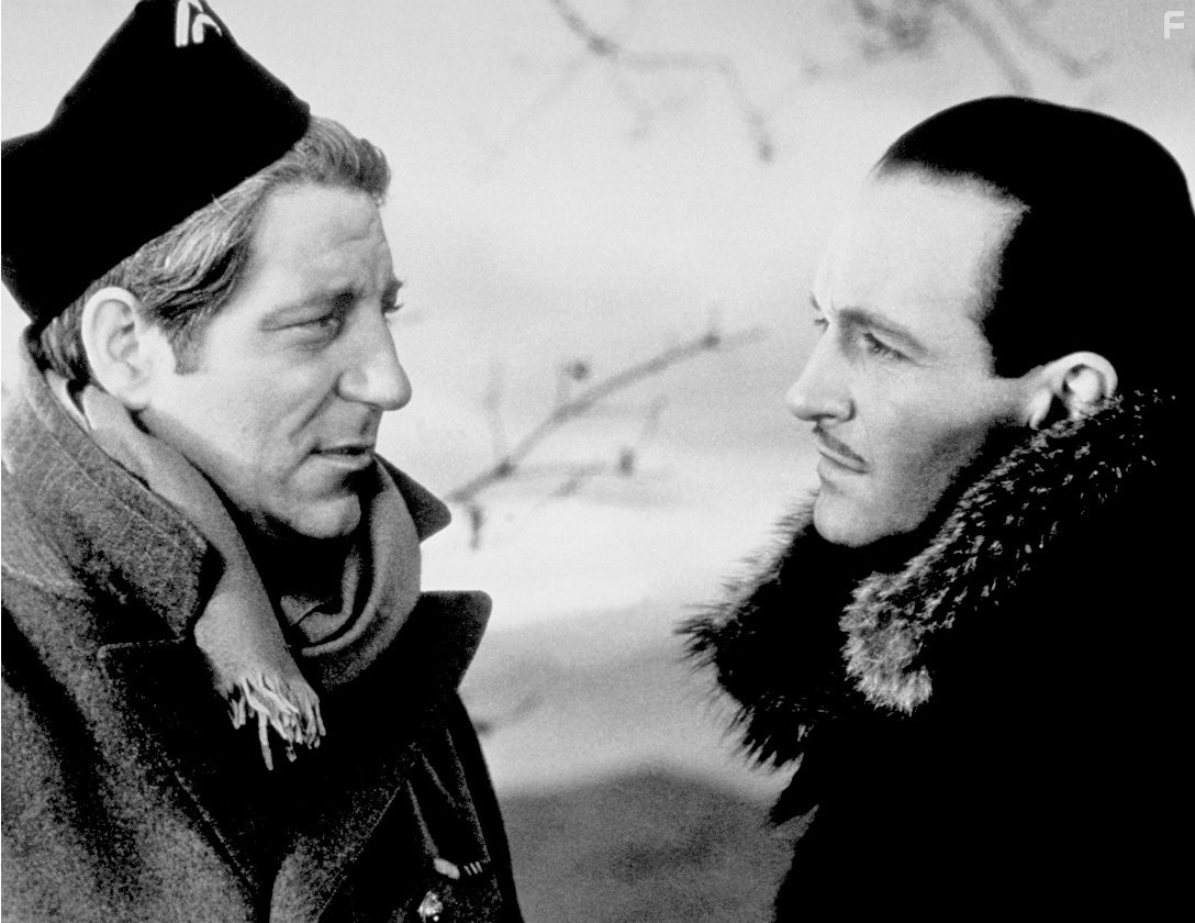 Pierre Fresnay and Jean Gabin in Yeликая иллюзия (1937)