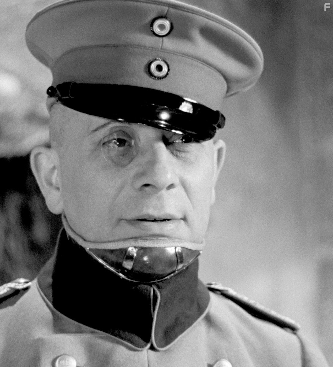 Erich von Stroheim in Yeликая иллюзия (1937)