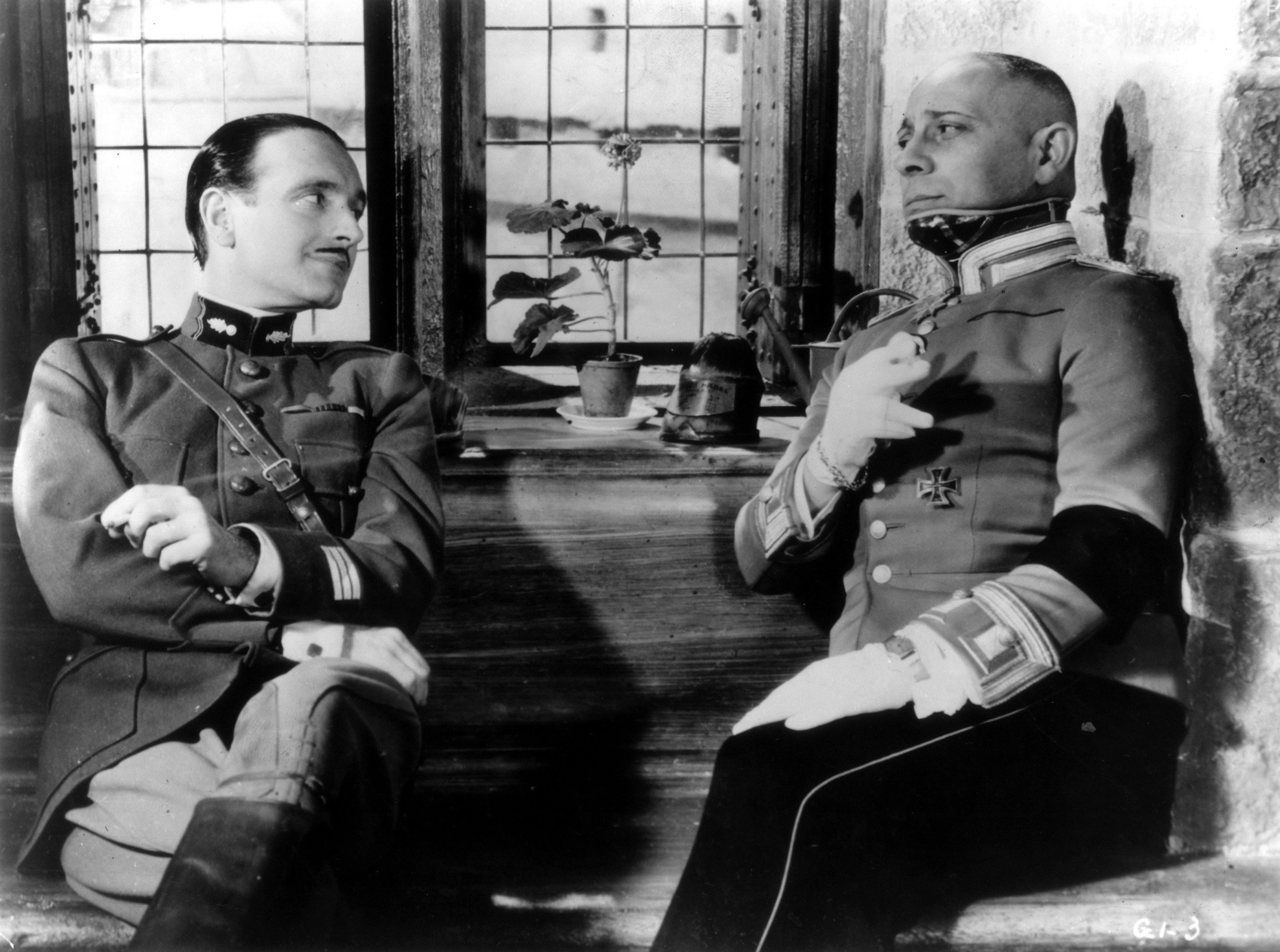 Erich von Stroheim and Pierre Fresnay in Yeликая иллюзия (1937)