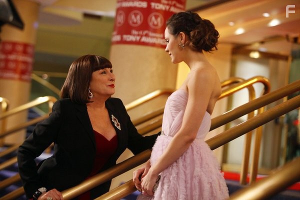 Anjelica Huston and Katharine McPhee in Жизнь как шоу (2012)