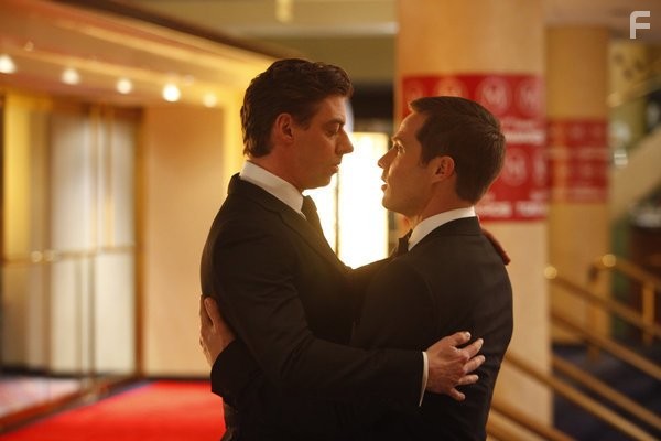 Christian Borle and Luke Macfarlane in Жизнь как шоу (2012)