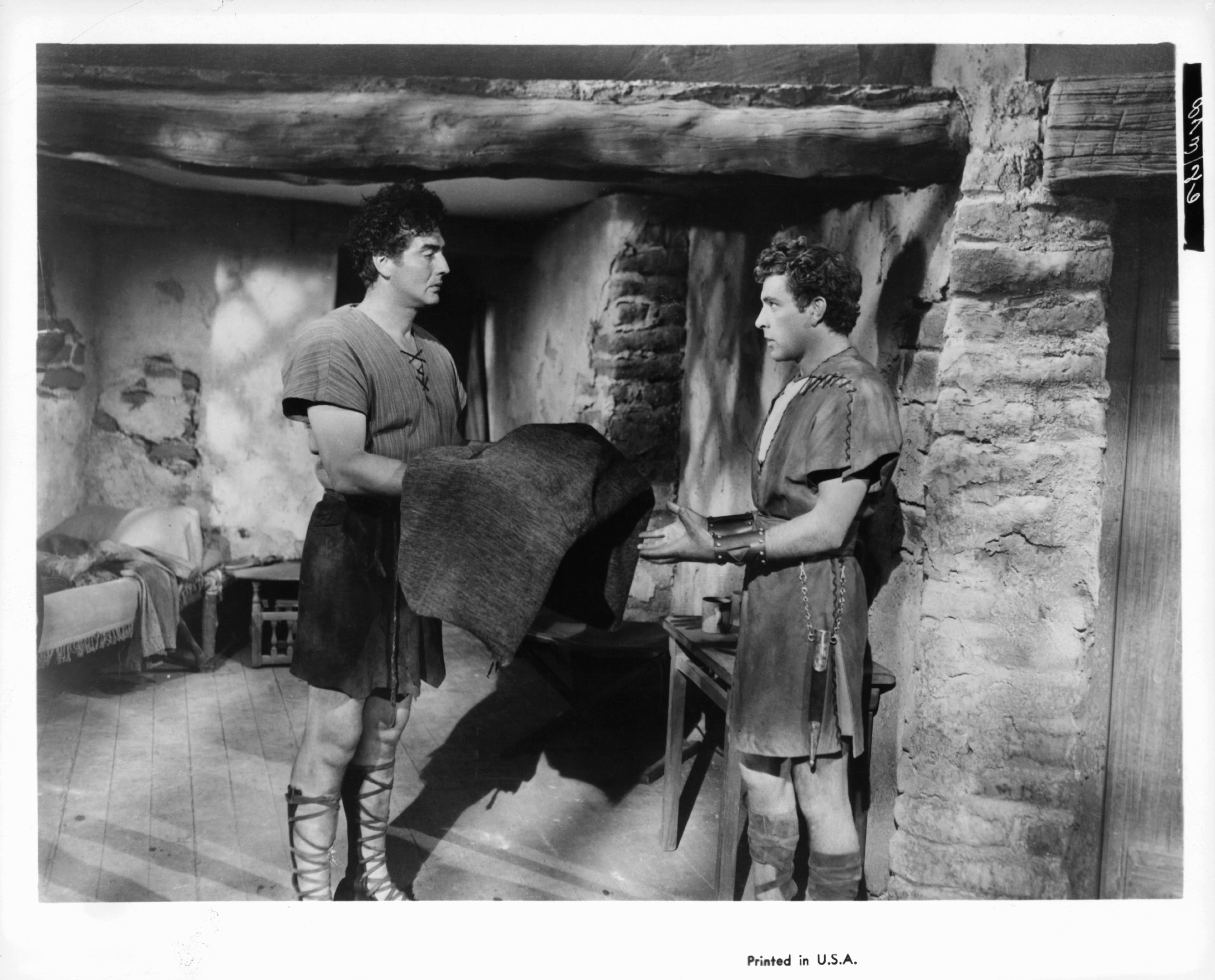 Richard Burton and Victor Mature in Плащаница (1953)