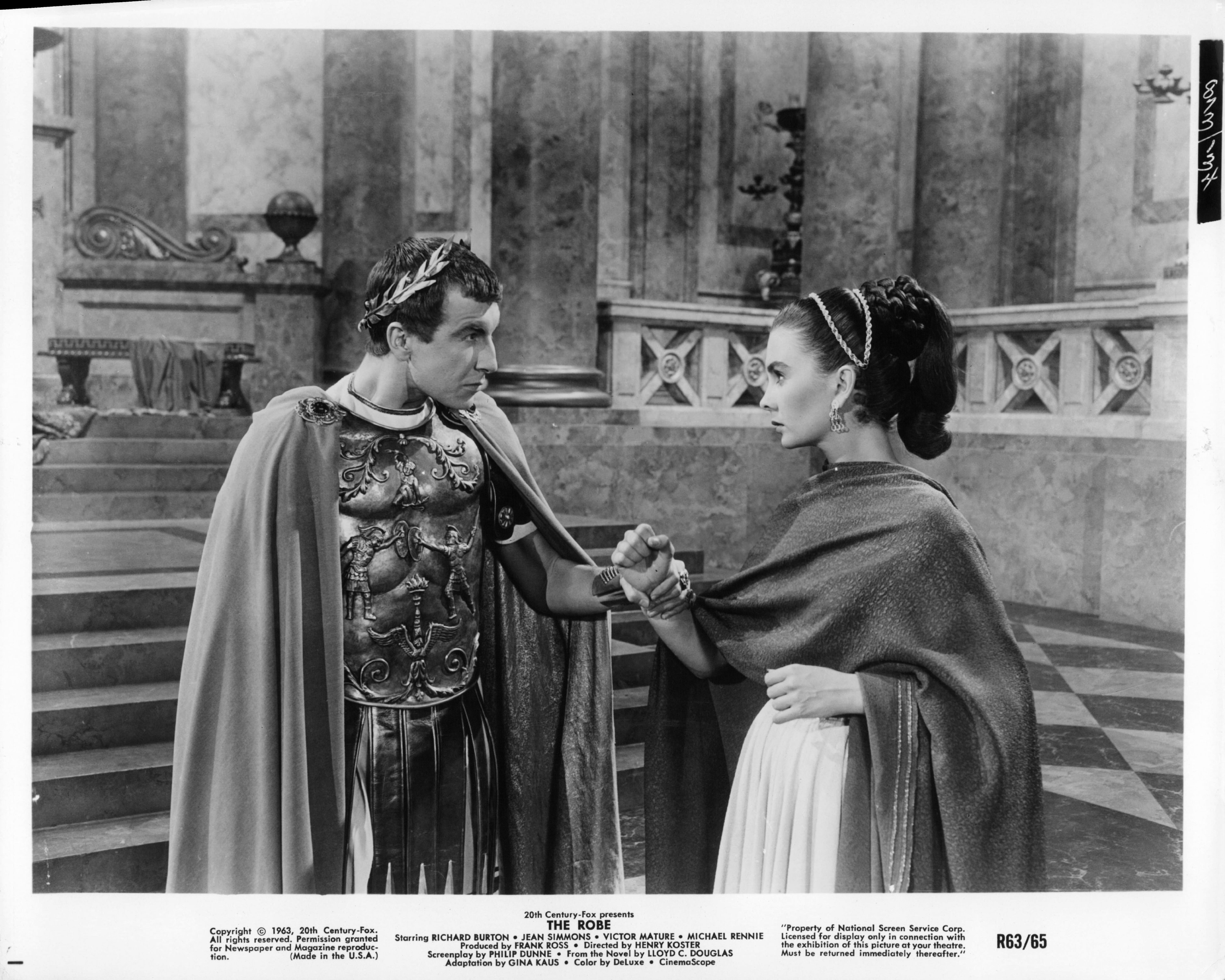 Jean Simmons and Jay Robinson in Плащаница (1953)