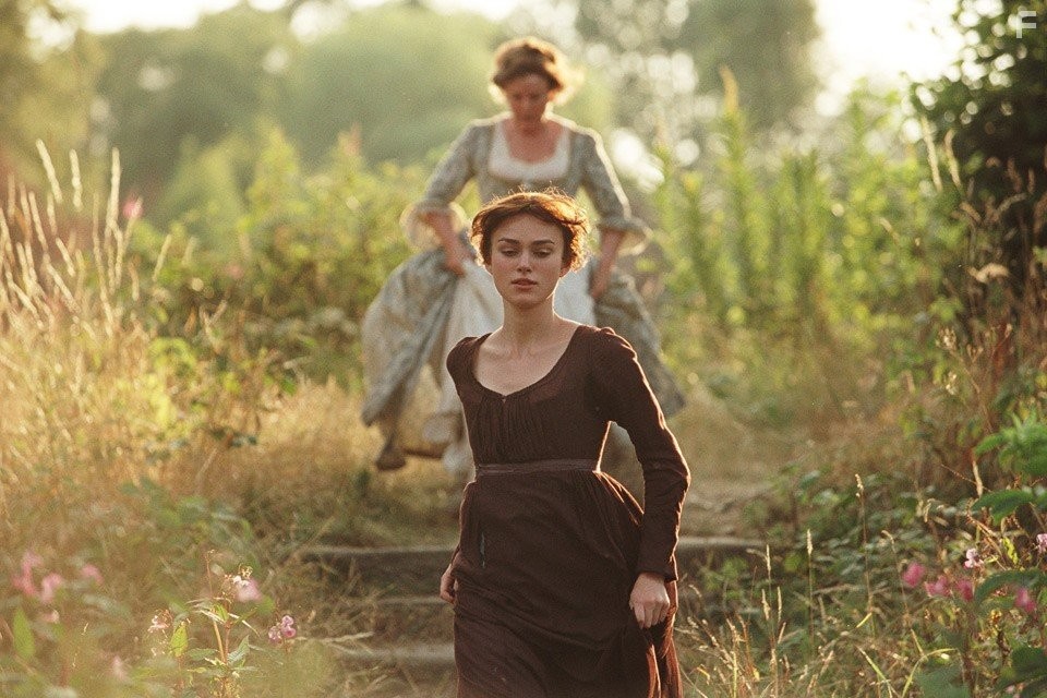 Brenda Blethyn and Keira Knightley in Гордость и предубеждение (2005)