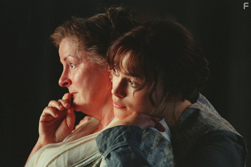 Brenda Blethyn and Keira Knightley in Гордость и предубеждение (2005)