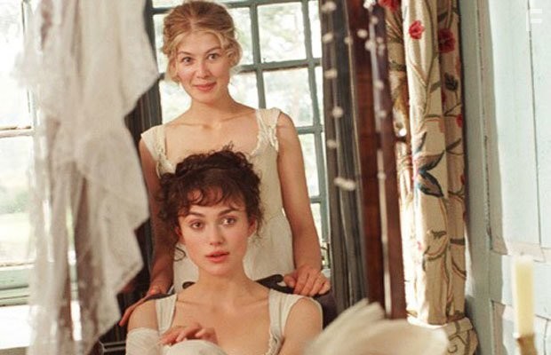 Keira Knightley and Rosamund Pike in Гордость и предубеждение (2005)