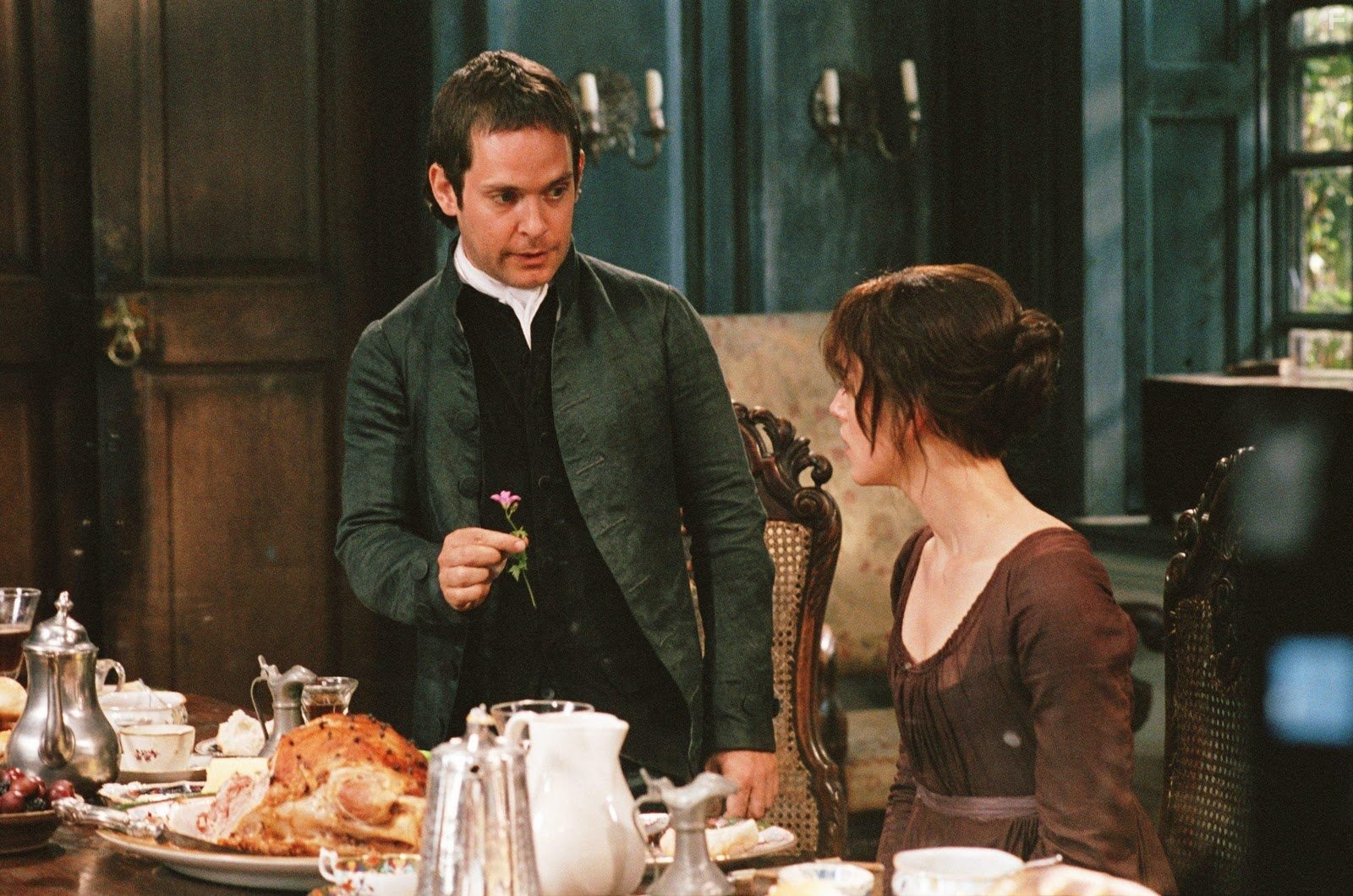 Tom Hollander and Keira Knightley in Гордость и предубеждение (2005)