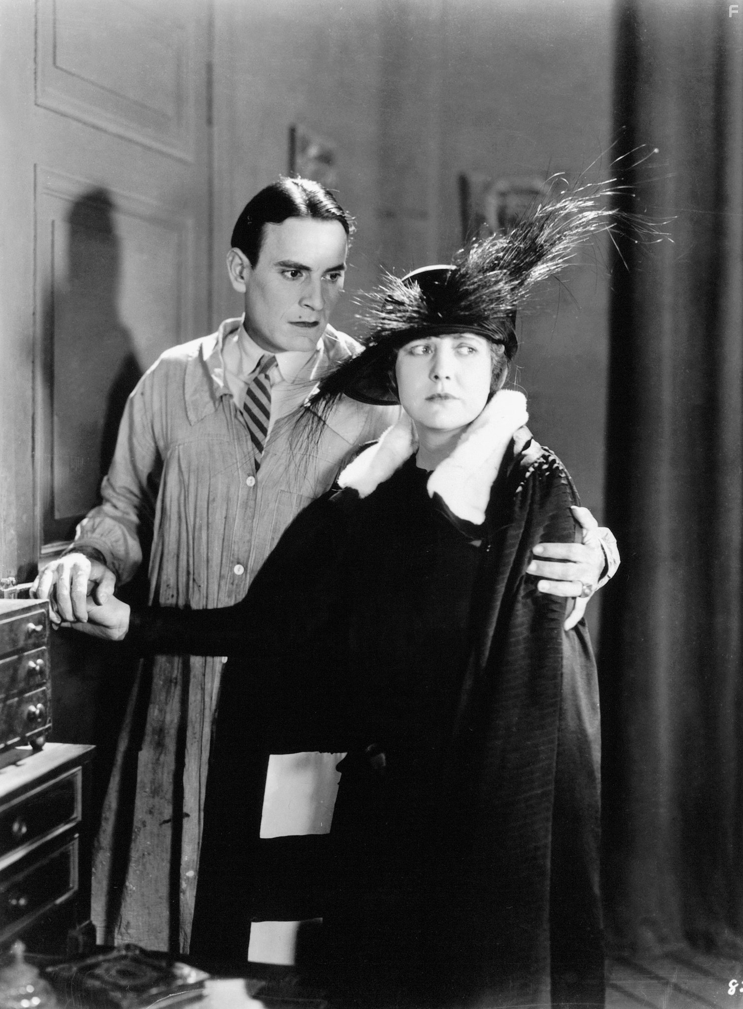 Carl Miller and Edna Purviance in Парижанка (1923)