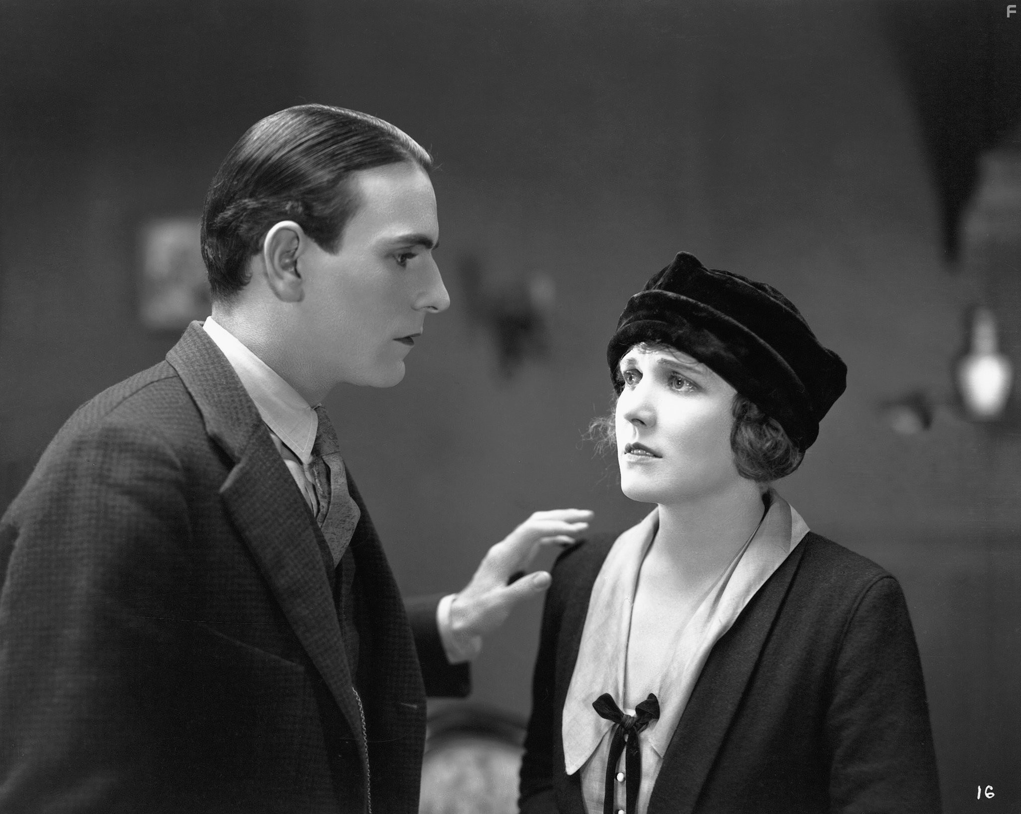 Carl Miller and Edna Purviance in Парижанка (1923)