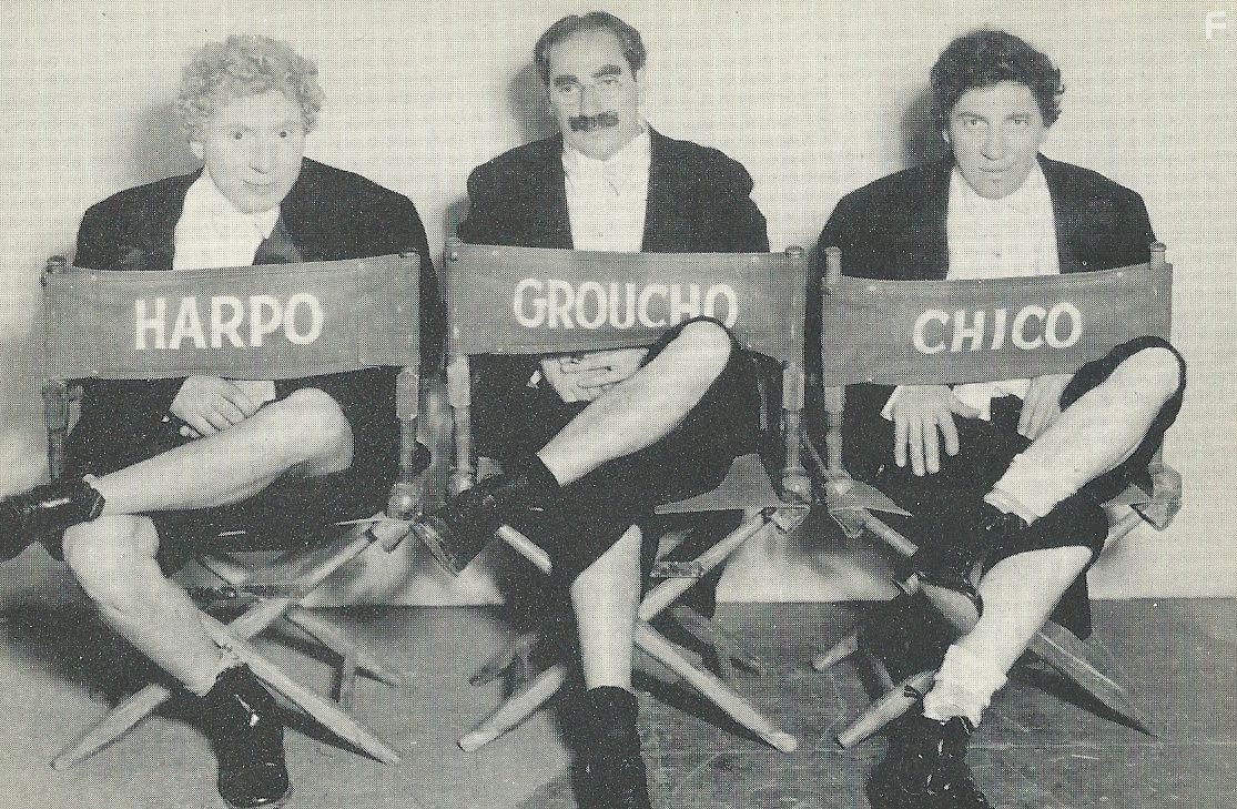 Groucho Marx, Chico Marx, and Harpo Marx in Счастливая любовь (1949)