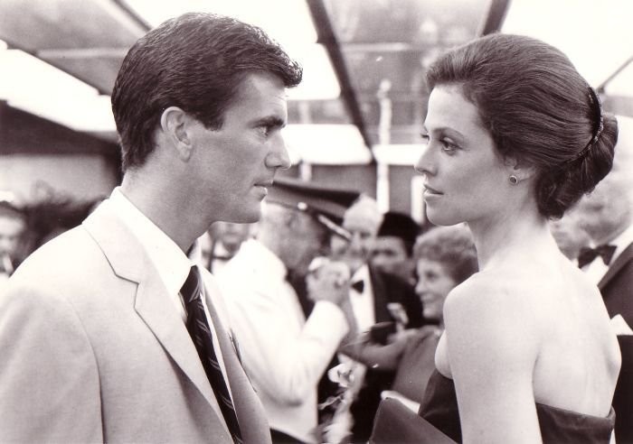 Mel Gibson and Sigourney Weaver in Год, опасный для жизни (1982)