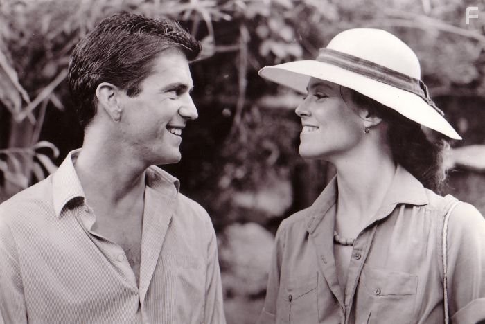Mel Gibson and Sigourney Weaver in Год, опасный для жизни (1982)