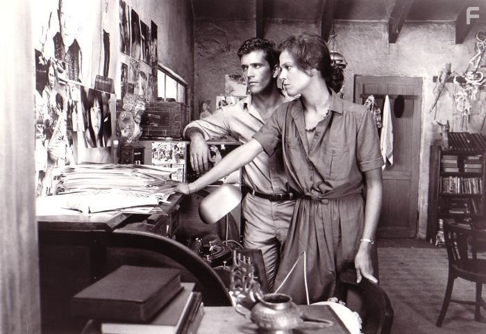 Mel Gibson and Sigourney Weaver in Год, опасный для жизни (1982)