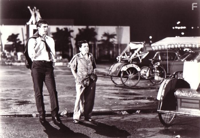 Mel Gibson and Linda Hunt in Год, опасный для жизни (1982)