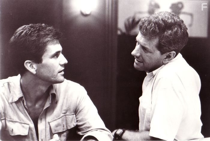 Mel Gibson and Michael Murphy in Год, опасный для жизни (1982)