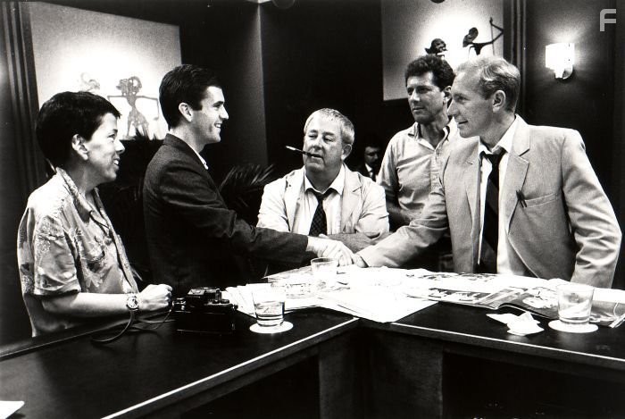 Mel Gibson, Linda Hunt, and Michael Murphy in Год, опасный для жизни (1982)