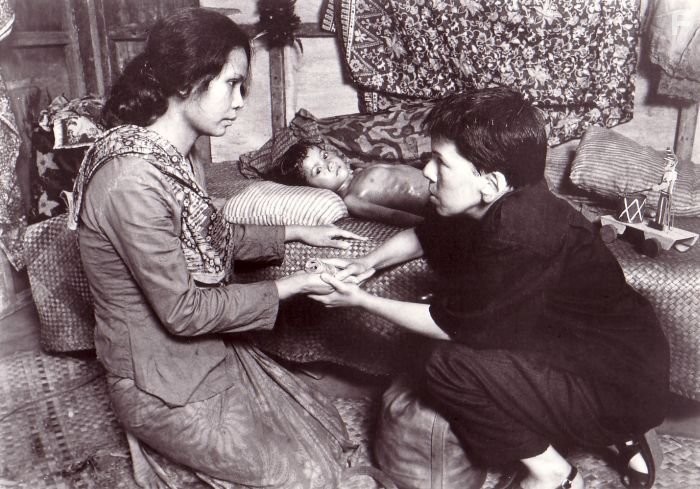 Linda Hunt in Год, опасный для жизни (1982)