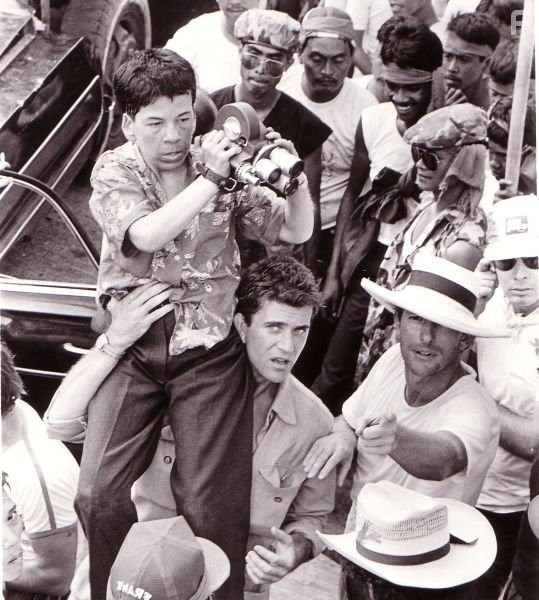 Mel Gibson, Linda Hunt, and Peter Weir in Год, опасный для жизни (1982)