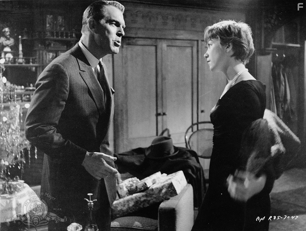 Shirley MacLaine and Fred MacMurray in Квартира (1960)