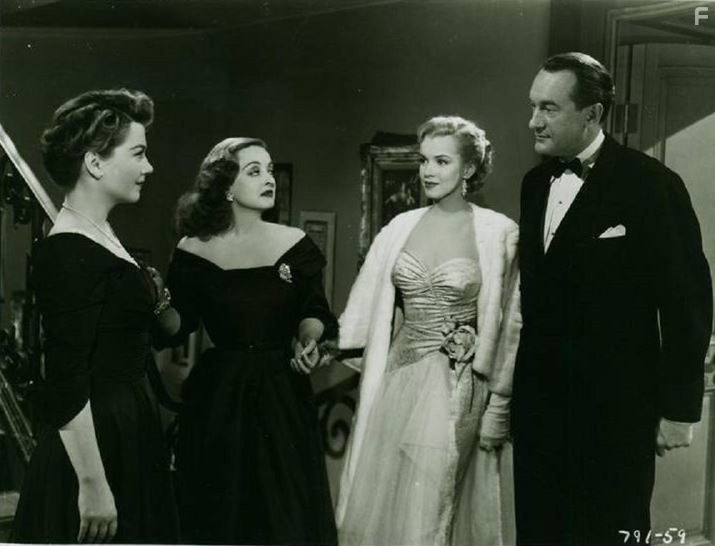 Bette Davis, Marilyn Monroe, Anne Baxter, and George Sanders in Всё о Еве (1950)