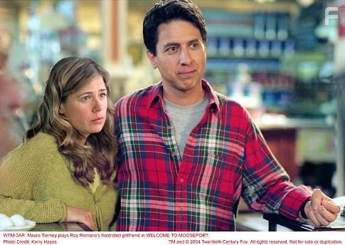 Ray Romano and Maura Tierney in Добро пожаловать в Музпорт (2004)