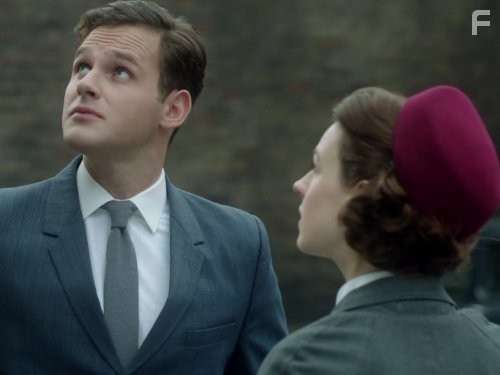 Jessica Raine and Leo Staar in Вызовите акушерку (2012)