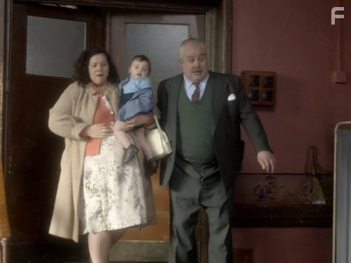 Cliff Parisi and Ella Smith in Вызовите акушерку (2012)