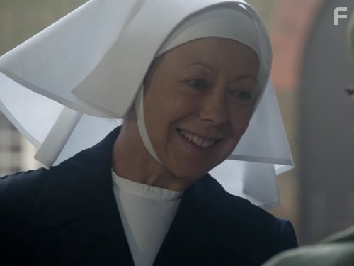 Jenny Agutter in Вызовите акушерку (2012)