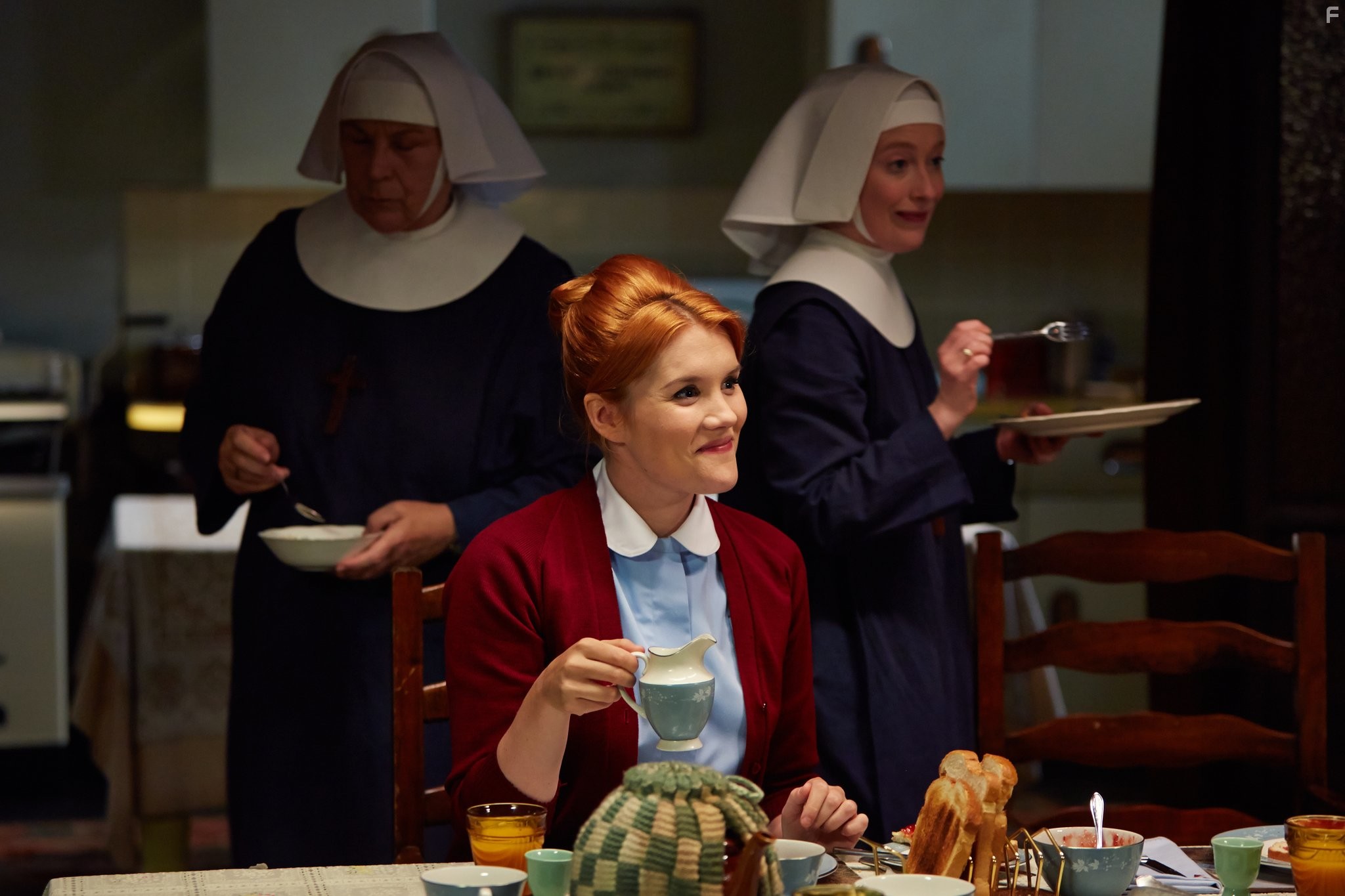 Pam Ferris, Emerald Fennell, and Victoria Yeates in Вызовите акушерку (2012)