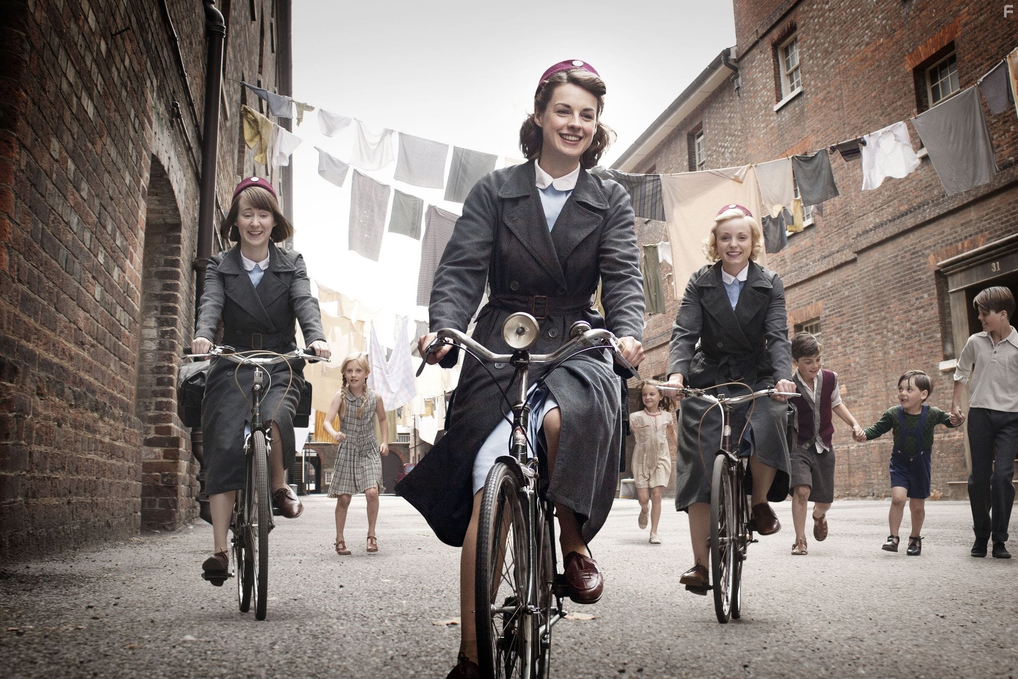 Bryony Hannah, Helen George, and Jessica Raine in Вызовите акушерку (2012)
