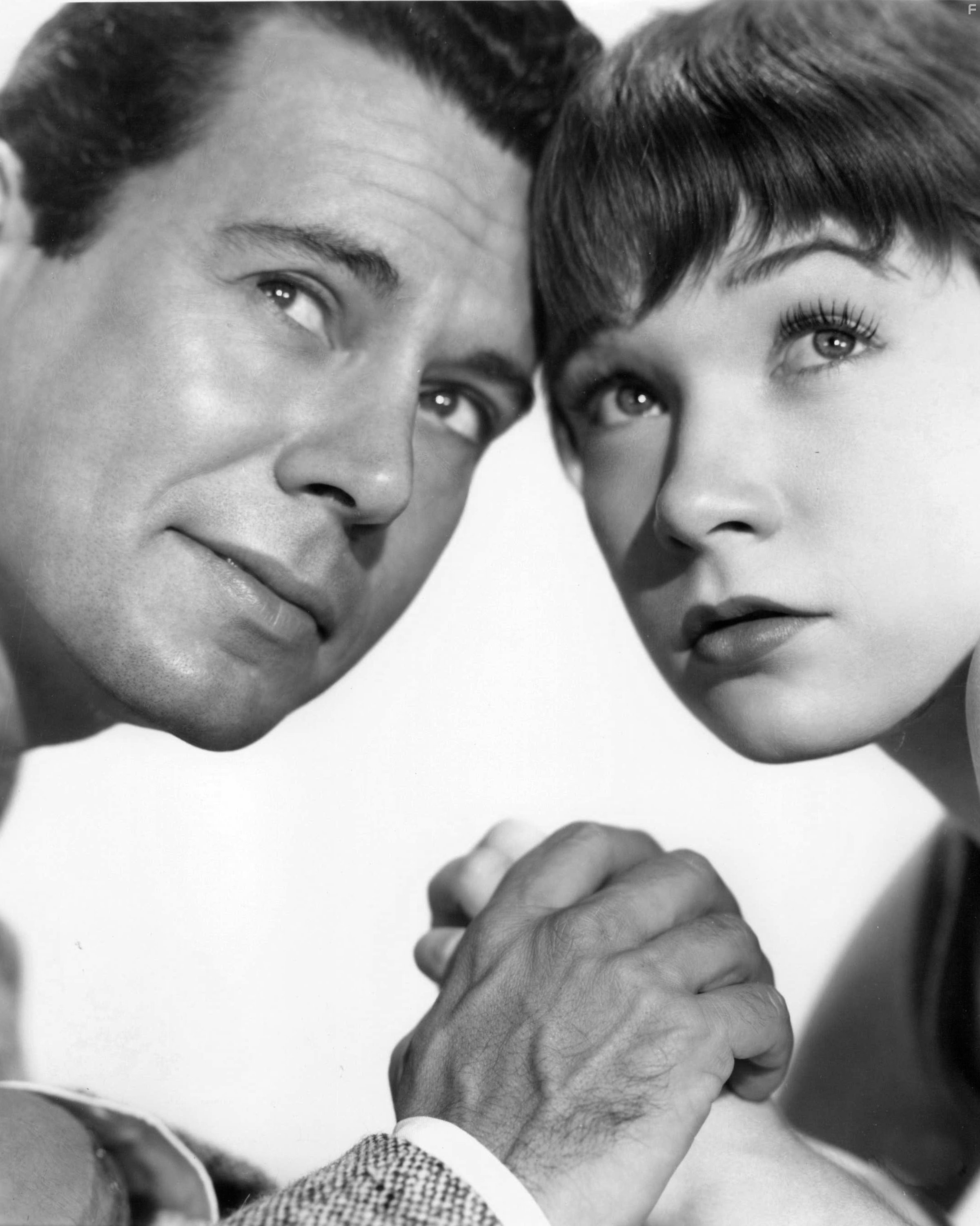 Shirley MacLaine and John Forsythe in Неприятности с Гарри (1955)