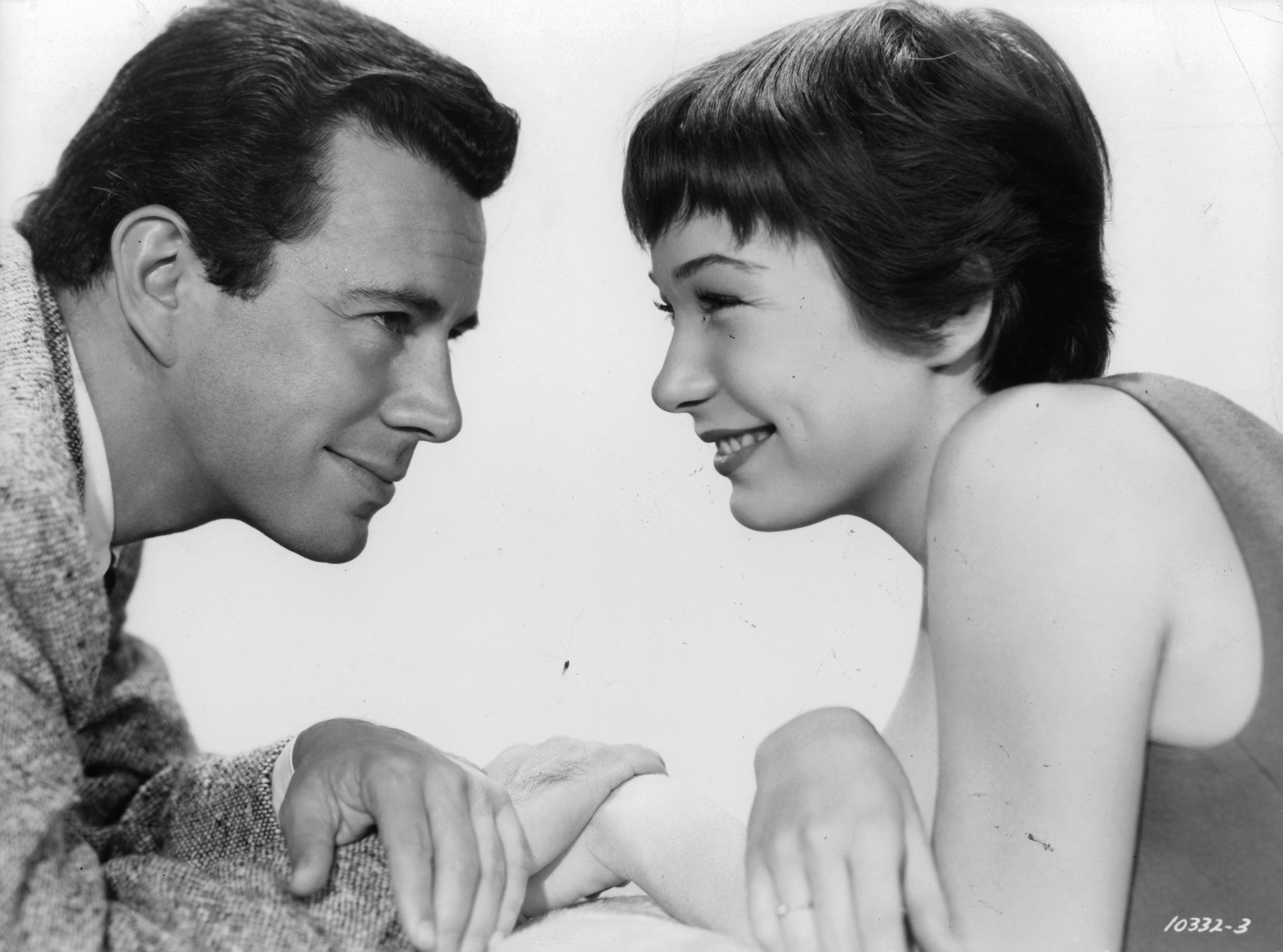 Shirley MacLaine and John Forsythe in Неприятности с Гарри (1955)