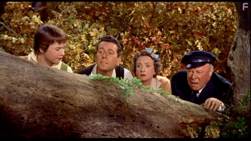 Shirley MacLaine, John Forsythe, Edmund Gwenn, and Mildred Natwick in Неприятности с Гарри (1955)